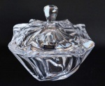 BOHEMIA - Belíssimo porta objetos em espesso cristal Bohemia de qualidade. Medida 16x16x16 cm
