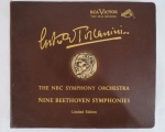 LP As Nove Sinfonias de Beethoven por "Arturo Toscanini e Orquestra Sinfônica NBC" album raro em vinil contendo 7(sete) discos em embalagem e caixa original. Pequenas manchas amareladas nas páginas.