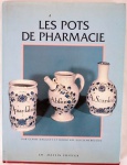 Livro: Les Pots de Pharmacie. Autores: Claire Dauguet e Dorothée Guilleme Brulon. Editions Ch.Massin- Paris 1987. Obra com capa dura e sobrecapa, fartamente ilustrada com mais de 200 imagens de potes de farmácias. Excelente texto. 95 páginas. RARO.