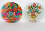 Dois (02) vitrais formato redondo em vidro jateado decorado com flores, feito a mão. Med. 40 cm diâmetro.