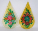 Dois (02) vitrais formato gota em vidro jateado decorado com flores, feito a mão. Med. 40 cm x 22 cm diâmetro.