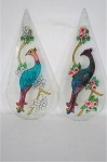 Dois (02) vitrais formato gota em vidro jateado decorado com aves do paraíso, feito a mão. Med. 59 cm x 27 cm diâmetro.