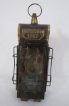 Antiga lanterna de parede de coleção confeccionada em metal e vidro ao estilo inglês apresentando inscrição em plaqueta na parte superior "London 1747". Med.: 28 x 14 x 10 cm.