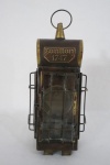 Antiga lanterna de parede de coleção confeccionada em metal e vidro ao estilo inglês apresentando inscrição em plaqueta na parte superior "London 1747". Med.: 28 x 14 x 10 cm.