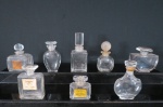 Oito (08) frascos de perfumes franceses em cristal, dentre eles um Jean Patou, Lalique Botle. Med. maior 11 cm alt, menor 5 cm alt.
