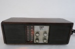 EVADIN  Rádio antigo em madeira, Transitor Evadin Am/fm Rc 603 2 speakers, fabricação metade dos anos 70, funcionando. Med: 12 cm x  30 cm x  12 cm. Funcionando, porém vendido no estado,carcaça em madeira, apresenta desgastes do tempo.