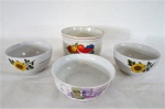 Quatro (04) peças em porcelana, sendo uma fruteira decorada com frutas ( 10 x 17 cm diâmetro) e três tigelas decoradas com flores.
