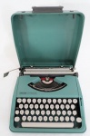 OLIVETTI LETTERA 82, máquina de escrever, anos 80, capa original, na cor verde. Funcionando, porém vendido sem garantia. Med. 8 x 31 x 34 cm.