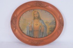 SAGRADO CORAÇÃO DE JESUS, reprodução no formato oval , emoldurada em madeira, entalhada e envidraçada. Med. 35 x 41 cm.