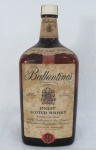 BEBIDAS - Uma (1) antiga garrafa especial de Scotch Whisky Ballantines , bojuda e com alça, conteúdo 2000 ml, lacrada.