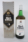 BEBIDAS - Uma (1)  garrafa  de Scotch Whisky Black e White  , conteúdo 1000 ml, lacrada na embalagem.