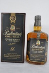 BEBIDAS - Uma (1) antiga garrafa especial de Scotch Whisky Ballantines  Gold Especial Reserve, conteúdo 1000 ml, lacrada na embalagem.