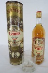BEBIDAS - Uma (1) garrafa  de Scotch Whisky Grants Family Reserve Finest Scotch, conteúdo 1000 ml, lacrado na embalagem. Acompanha um copo de brinde.