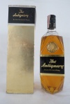 BEBIDAS - Uma (1) garrafa  de Scotch Whisky  The Antiquary de Luxe Bottled in Scotland , conteúdo 750 ml, lacrado na embalagem. 