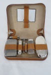 ANTIGO KIT MASCULINO DE VIAGEM - Elegante conjunto para toucador de viagem  com acessórios, acondicionado em estojo original em couro. Med. 5 x 22 x 24 cm.