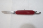 Canivete Victorinox Switzerland Stainless Rostfrei com 02 acessórios embutidas "Officier Suisse" na cor grená.. Medindo fechado 9 cm, aberto 17,5 cm.