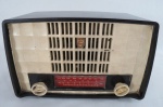 Radio antigo valvulado com duas faixas PHILIPS Modelo B1R 77 U/K, caixa baquelite na cor marrom, preservado, não testado sem funcionamento aparente. Med. 17 x 27 x 14 cm.