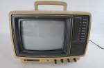 Antiga TV portátil a cores da marca Semp Toshiba, anos 70, modelo TVC  100, VHF/UHF. Med. 28 x 35 x 31 cm. Ligando, porém vendida no estado, sem garantia.