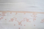 Jogo de Cama casal em linho, bordado na dobra com apliques de flores  no tom rosa. Med. 270 x 215  cm.