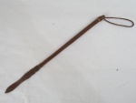 Antigo chicote em couro trançado. Med. 42 cm comprimento.
