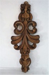 Grande aplique confeccionado em madeira ricamente entalhado em madeira nobre, possivelmente do Séc. XVIII / XIX com belíssimo trabalho com guirlandas e resquícios de pátina em dourado. Med. 82 x 33 cm.