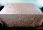 Linda toalha retangular em linho bordado na cor rosa, com bordados  vazados representando flores . Med. 190 x 170 cm.
