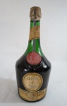 BEBIDAS - Uma (1)  garrafa  de Liqueur Benedictine D.O.M. Made And Bottled By France. ,conteúdo 700 ml, lacrada. Marque Deposée.