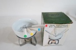 Mini jogo para fondue em porcelana branca,, composto por: 1 pote de fondue (450cc), 1 suporte em metal, 4 garfos e 1 vela -  (na caixa - sem uso). Med.: 14,5 x 12,5 cm diâmetro.