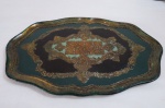 Bandeja veneziana no formato ovalado, fundo decorado em guirlandas e medalhão, ricamente policromada e detalhes em dourado. Med. 35 x 24 cm.