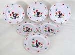 Seis (06) pratos em rasos, decorado ao centro com Galo de Barcelos, produzido em melanina. Med. 27 cm diâmetro.
