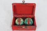 Antiga esferas sonoras em metal esmaltado decorado com simbolos, de procedência oriental. Acondicionada em caixa original. Med. 04 cm cada.