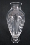 Delicado vaso em cristal europeu translúcido, base redonda, bojo lapidado em friso. Med. 16 cm alt.