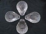 ESBERARD- Quatro antigos bowls no formato de concha, usados originalmente como saboneteiras, vidro translúcido moldado e canelado. Med: 13 X 9 cm .