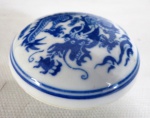 Rara Caixa para lacre em porcelana Chinesa, assinada, nas cores azul e branco com representação de Dragão. China cerca 1900. Fundo com selo azul.Med. 7 cm diâmetro.