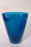 DESIGN -  Vaso no formato oval em resina de poliéster, na cor azul, assinado na base. Med. 25 x 16 x 9 cm.