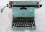 Maquina de escrever Olivetti modelo Lexikon 80 em ferro. Peça de coleção em muito bom estado de conservação.