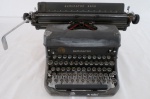 Remington Rand, EUA.(Fundada em 1927): Máquina de escrever portátil norte-americana da década de 1940,  da fabricante Remington Rand, com selo da antiga Casa PRATT, Brasil S/A. Com marcas do tempo. PESO 21 KG.
