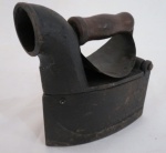 Antigo ferro de passar roupas, á brasa, início do Século XX. confeccionado em ferro, com punho em madeira para proteger a mão, modelo chaminé. Mede 20 x 19 cm.