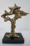 ANITA KAUFMANN (1951) Escultura em bronze polido " Abstrato", base em granito preto. Assinada na lateral. Med. 19 cm alt x 14 x 7 cm.