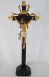 Cristo crucificado, antiga imagem sacra em madeira esculpida e policromada, cruz com detalhes em dourado. Cerca 1900. Apresenta pequenas na cruz. Med. 52 x 23 cm.