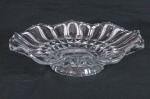 Centro de mesa em cristal tcheco ricamente lapidado  em gomos, base redonda, bordas onduladas. Med. 8 x 30 cm diâmetro.