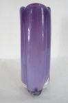 Grande vaso em  Murano, moldado em gomos nas laterais, lilás em degradée. Borda ondulada. Med. 32 x 11 x 11 cm.