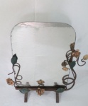 Espelho de mesa art noveau retangular, estrutura em ferro moldado, decoração floral . Med. 37 x 34 cm.