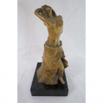 Escultura em bronze representando " Figura Feminina", base em granito negro. Med. 24 cm altura.