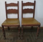 Par de cadeiras em madeira nobre, assento em couro sintético na cor marrom. Med. 88 x 40 x 45 cm cada. RETIRADA NA TIJUCA POR CONTA DO ARREMATANTE, COM AGENDAMENTO.