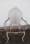 Cadeira com braço confeccionada em ferro pintado na cor branca , decoração com folhas, assento e encosto vazados . Apresentas marcas do tempo na pintura. Med. 95 x 60 x 60 cm. RETIRADA NA TIJUCA POR CONTA DO ARREMATANTE, COM AGENDAMENTO.