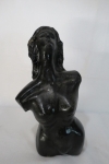 CLAIR MATTOS- Escultura em bloco de massa em concreto modelado, patinado na cor preta representando " Figura Feminina". Med. 39 x 22 x 17 cm diâmetro.