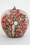 Imponente peso de papel em vidro de Murano, em forma de maçã, decoração interna Millefiori multicoloridos , anos 80. Med. 13 cm alt x 11 cm diâmetro.