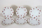 NORITAKE- Seis (6) pratos rasos em porcelana japonesa na cor branca vitrificada, decorados com delicadas flores em policromia e acabamento filetado à ouro. Manufatura marcada no fundo. Med: 23 cm de diâmetro.