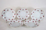 NORITAKE- Cinco (5) pratos fundos em porcelana japonesa na cor branca vitrificada, decorados com delicadas flores em policromia e acabamento filetado à ouro. Manufatura marcada no fundo. Med: 23 cm de diâmetro.
